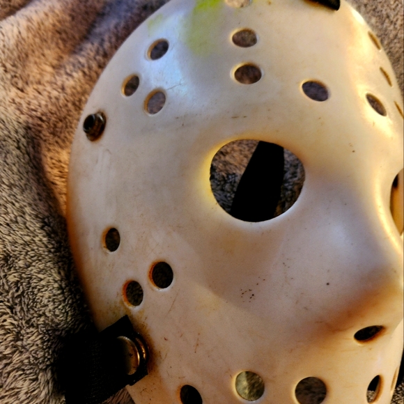 GLOW IN THE DARK Vintage JASON VOORHEES HALLOWEEN MASK - Picture 4 of 10